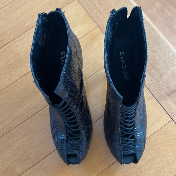 Black very high stiletto boots with front Uber toe wedge. Back zipper. - Picture 3 of 6